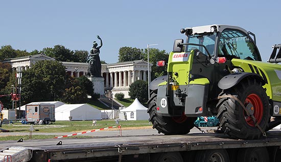 Auf dem Gelände des ZLF treffen erste Maschinen und Traktoren ein (©Foto. Marikka-Laila Maisel